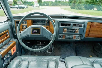 1985 Cadillac Fleetwood Brougham Sedan - miniatura 12