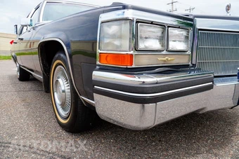 1985 Cadillac Fleetwood Brougham Sedan - miniatura 29
