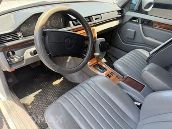 1990 Mercedes-Benz 300 D Sedan - miniatura 9