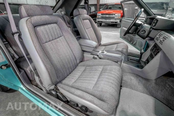 1993 Ford Mustang LX Hatchback - miniatura 16