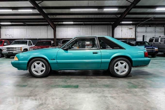 1993 Ford Mustang LX Hatchback - miniatura 2