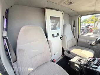 1999 Ford Super Duty E-350 Recreational Van 138.0" WB - miniatura 15