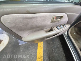 1999 Toyota Camry LE – miniatura 9