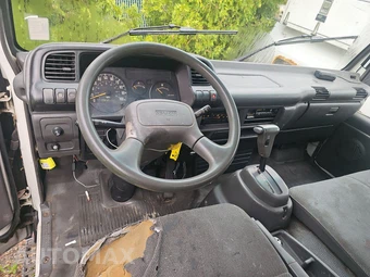 2000 Isuzu NPR Base Low Tilt – miniatura 11