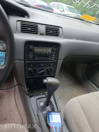 2000 Toyota Camry LE – miniatura 10