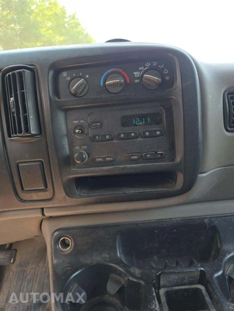 2001 Chevrolet Express G3500 Cargo Van 135.0" WB - miniatura 10