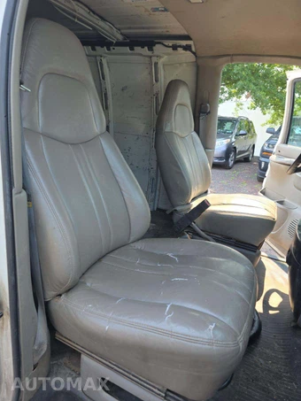 2001 Chevrolet Express G3500 Cargo Van 135.0" WB - miniatura 16