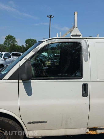 2001 Chevrolet Express G3500 Cargo Van 135.0" WB - miniatura 28