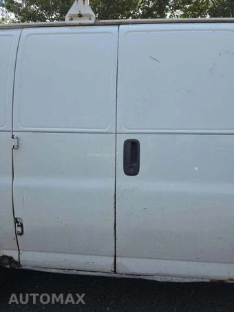 2001 Chevrolet Express G3500 Cargo Van 135.0" WB - miniatura 36