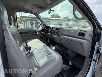 2001 Ford Super Duty F-350 Cab Chassis XL Regular Cab DRW - miniatura 15