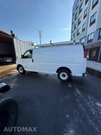 2002 Chevrolet Express G2500 Cargo Van 135.0" WB - miniatura 12