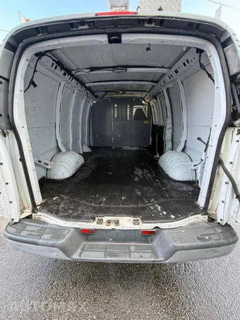 2002 Chevrolet Express G2500 Cargo Van 135.0" WB - miniatura 13