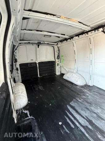 2002 Chevrolet Express G2500 Cargo Van 135.0" WB - miniatura 15