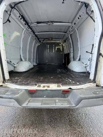 2002 Chevrolet Express G2500 Cargo Van 135.0" WB - miniatura 16