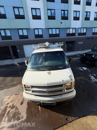 2002 Chevrolet Express G2500 Cargo Van 135.0" WB - miniatura 2