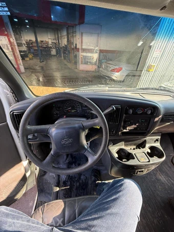 2002 Chevrolet Express G2500 Cargo Van 135.0" WB - miniatura 22