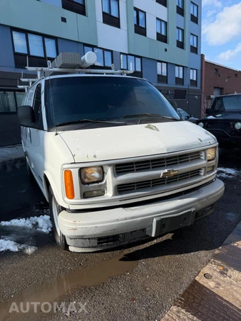 2002 Chevrolet Express G2500 Cargo Van 135.0" WB - miniatura 3