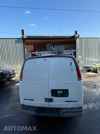 2002 Chevrolet Express G2500 Cargo Van 135.0" WB - miniatura 9