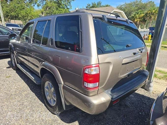 2002 Nissan Pathfinder SE - miniatura 2