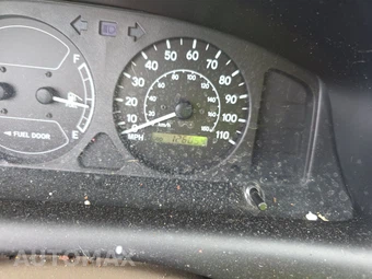 2002 Toyota Corolla CE – miniatura 12