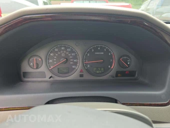 2002 Volvo V70 XC w/Moonroof – miniatura 9
