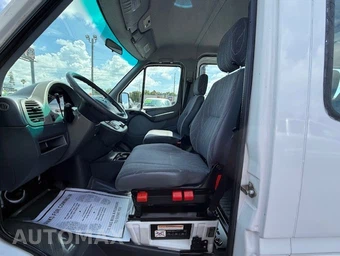 2003 Dodge Sprinter 2500 Wagon High Roof 140.0" WB - miniatura 13