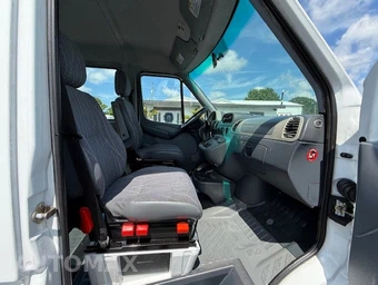 2003 Dodge Sprinter 2500 Wagon High Roof 140.0" WB - miniatura 17