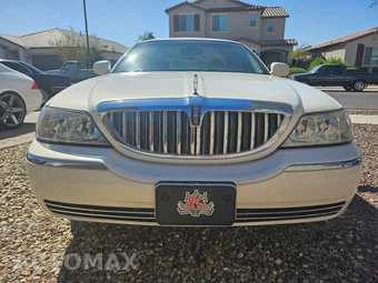 2003 Lincoln Town Car Signature Premium - miniatura 2