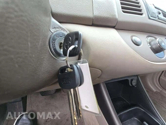 2003 Toyota Camry LE - miniatura 8