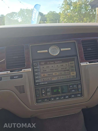 2004 Lincoln Town Car Ultimate - miniatura 10