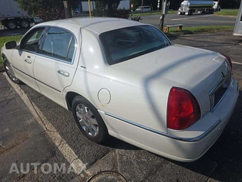 2004 Lincoln Town Car Ultimate - miniatura 2