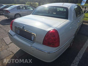 2004 Lincoln Town Car Ultimate - miniatura 3