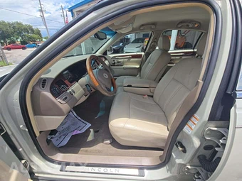 2004 Lincoln Town Car Ultimate – miniatura 3