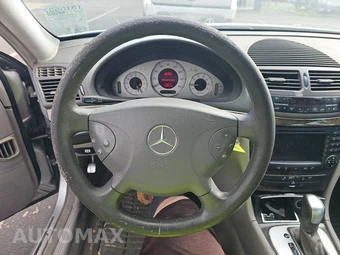 2004 Mercedes-Benz E 500 Sedan - miniatura 10