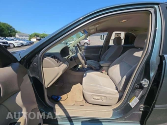 2004 Toyota Camry LE - miniatura 3