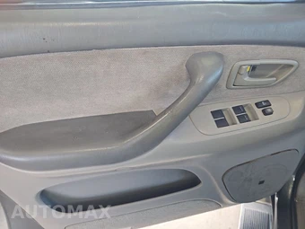 2004 Toyota Sequoia SR5 – miniatura 9