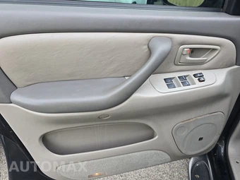 2004 Toyota Sequoia SR5 – miniatura 9