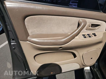 2004 Toyota Sequoia SR5 – miniatura 9