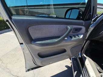 2004 Toyota Sequoia SR5 – miniatura 9