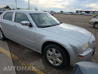 2005 Chrysler 300 Touring - miniatura 3