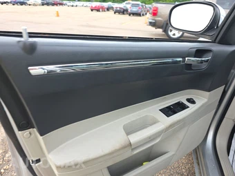 2005 Chrysler 300 Touring - miniatura 9