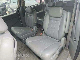 2005 Chrysler Town & Country Touring 119.3" WB - miniatura 13