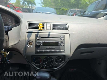 2005 Ford Focus ZX4 SE Sedan - miniatura 10