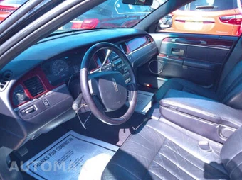 2005 Lincoln Town Car Executive w/Limousine Builders Pkg - miniatura 3