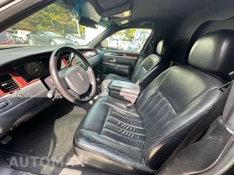 2005 Lincoln Town Car Executive w/Limousine Builders Pkg - miniatura 10