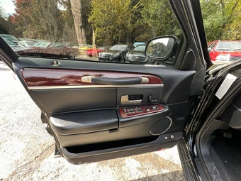 2005 Lincoln Town Car Executive w/Limousine Builders Pkg - miniatura 11