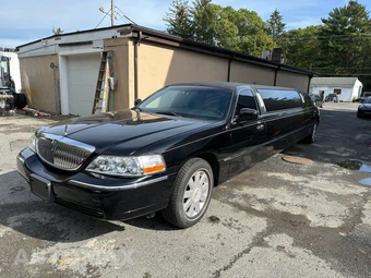 2005 Lincoln Town Car Executive w/Limousine Builders Pkg - miniatura 2