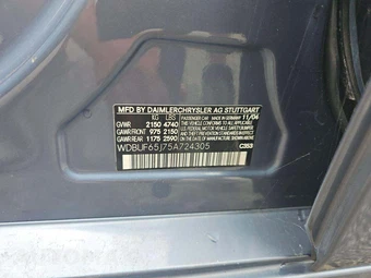 2005 Mercedes-Benz E 320 Sedan - miniatura 2
