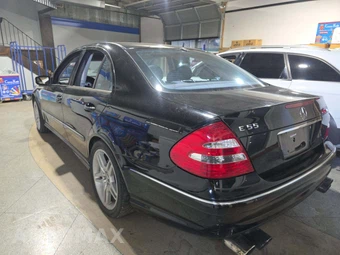 2005 Mercedes-Benz E 55 AMG Sedan - miniatura 2