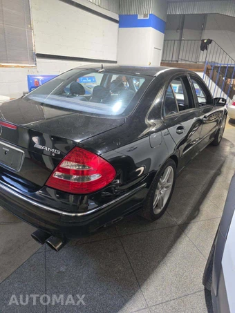 2005 Mercedes-Benz E 55 AMG Sedan - miniatura 3